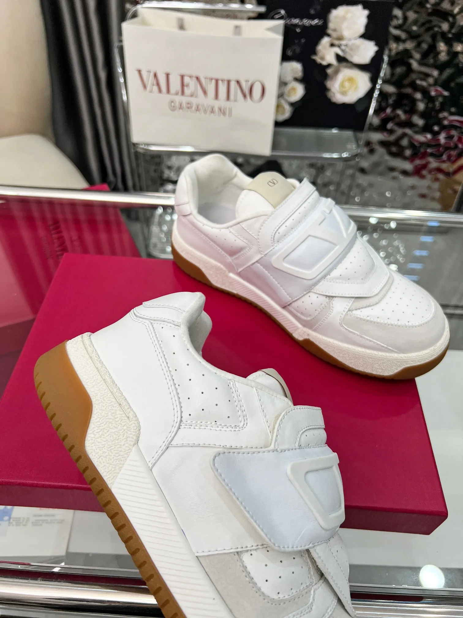 [Valentino] P: 680💰 Couple style, size: women 35-40▪️men 39-44 (customized at 45.46) Valentino 𝑶𝒏𝒆𝑺𝒕𝒖𝒅 Couple sports bread shoe series Valentino 2025 new couple sports shoes are on sale. The original ZP purchase and disassembly. Repeated pattern making and modification. 1:1 restoration! Top luxury masterpiece Velcro design Soft and comfortable imported calfskin brings excellent and elegant texture and excellent foot comfort Top purchasing version upper: imported calfskin surface/original oil edge craftsmanship Lining: water-dyed sheepskin lining Outsole: original development 𝐓𝐏𝐔 two-color combination outsole Packaging: original configuration complete package